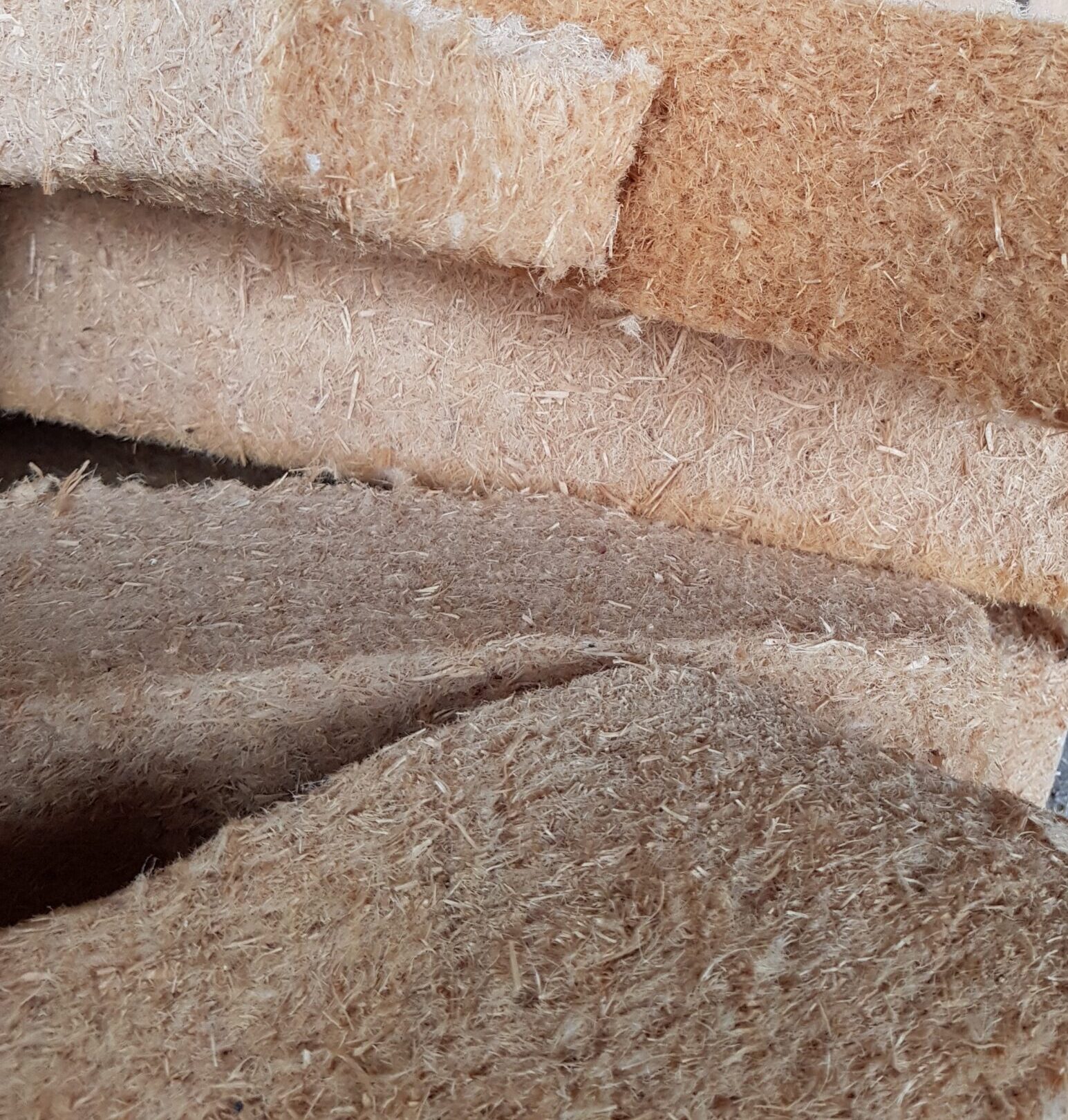 Abschnitte von Holzfaserdämmplatten